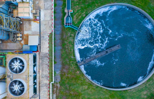 Wasseraufbereitungstank mit Abwasser