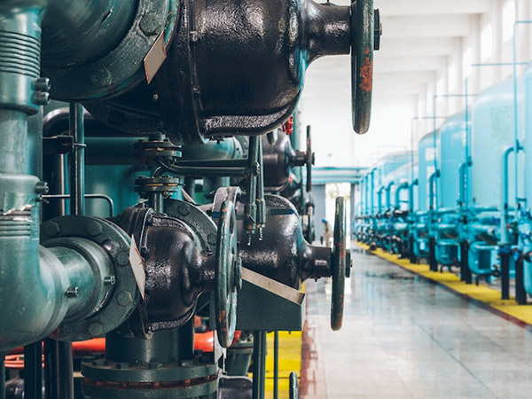 Steel pipelines and cables in a plant 1